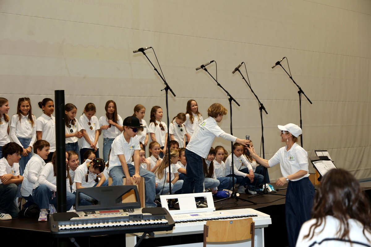 Schulchor und Band begeisterten beim Bezirksjugendsingen
