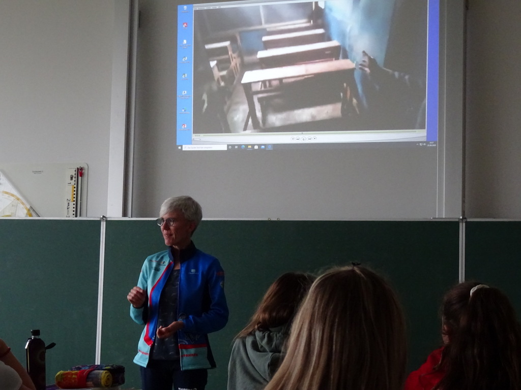 Petra Freudenberger-Lötz besucht die Klosterschule