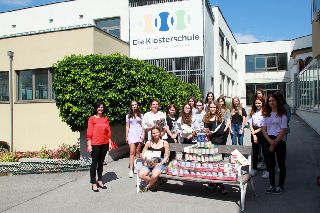 Schülerinnen der Klosterschule spenden an Tierheim in Parndorf