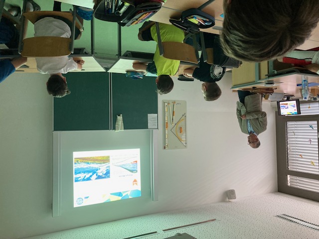 Manager der Klima- und Energie Modellregion Neusiedler See - Seewinkel arbeitet mit SchülerInnen der Klosterschule