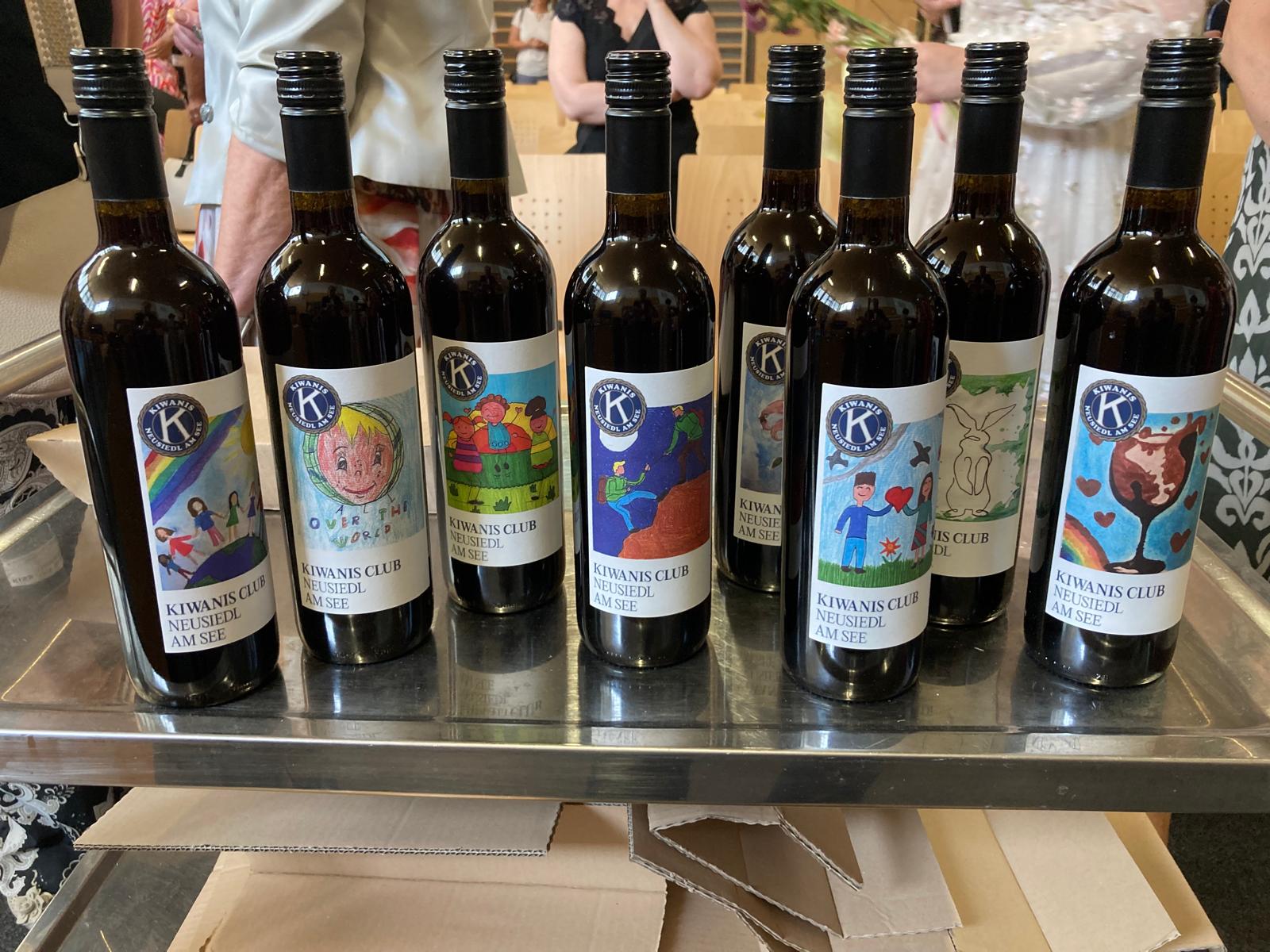 Schüler gestalten KIWANIS Wein Etiketten