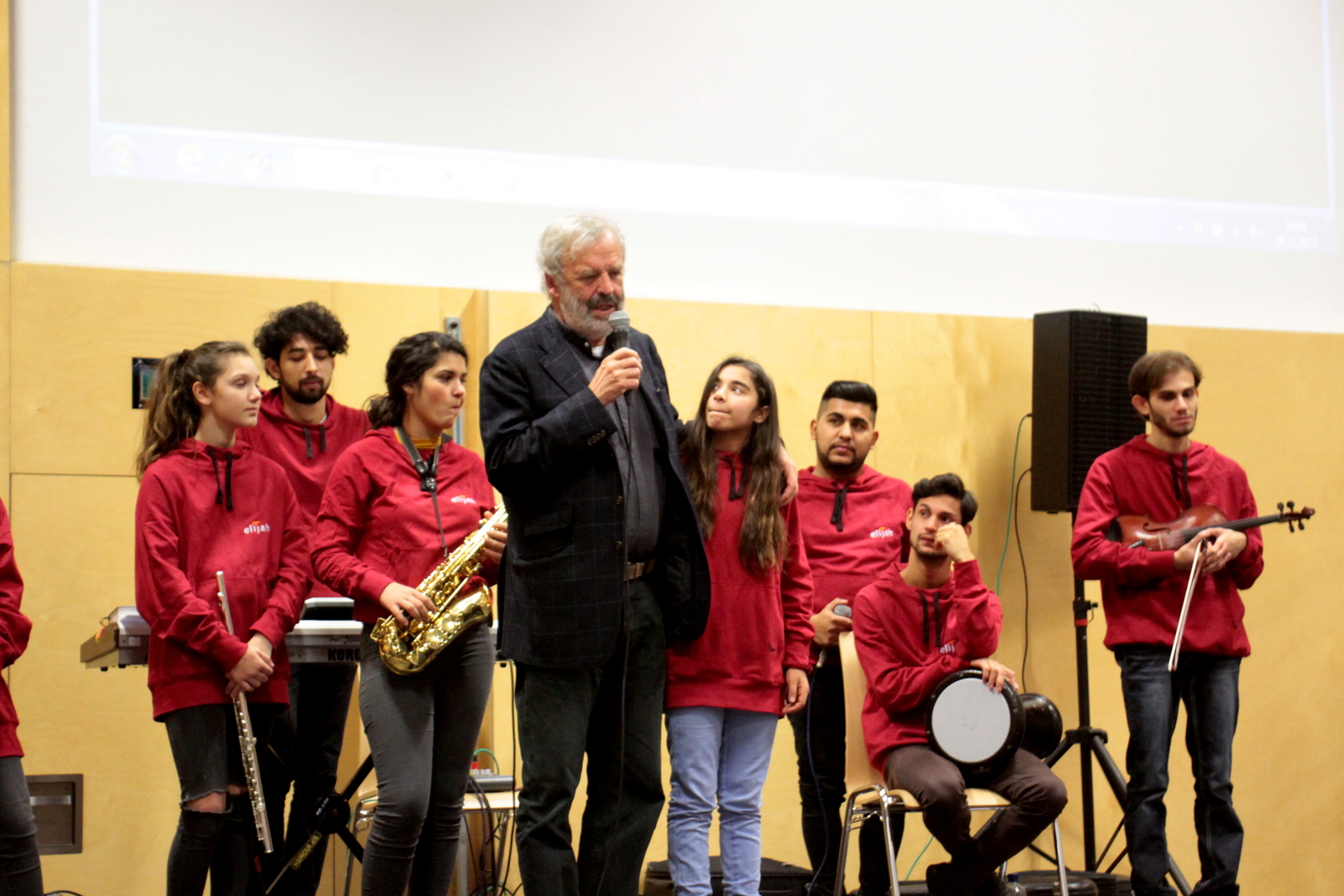 Pater Sporschill besucht mit "seiner Familie" die Klosterschule