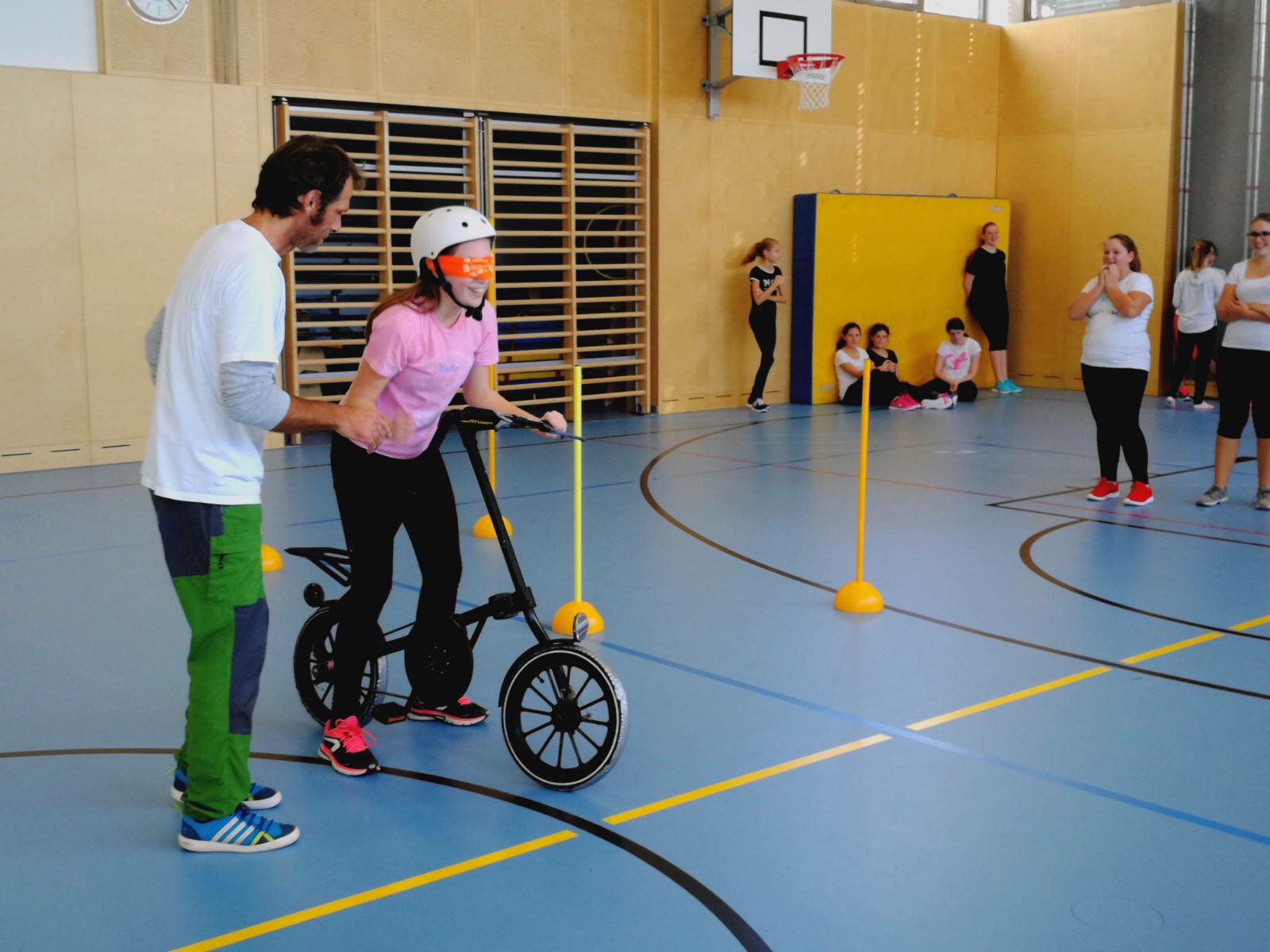 Michael Oberhauser hält Motopädagogik Einheit an der Klosterschule 